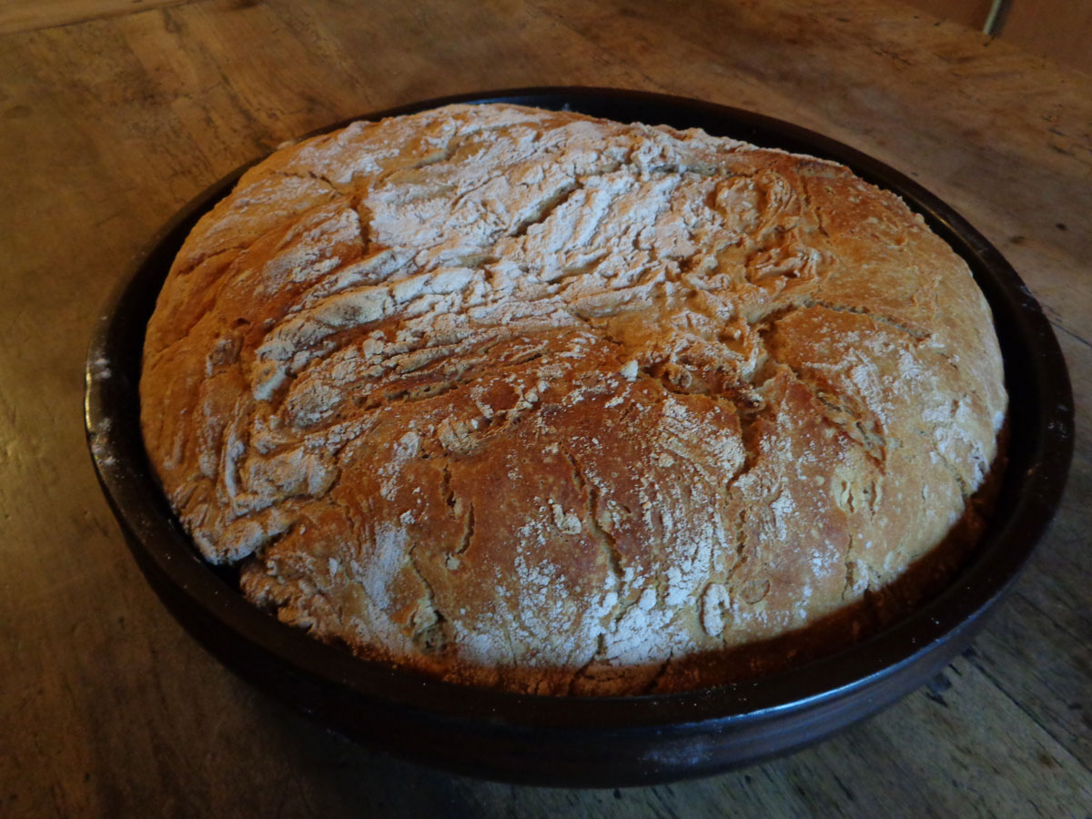 Une façon de faire cuire le pain dans un plat en terre non émaillée