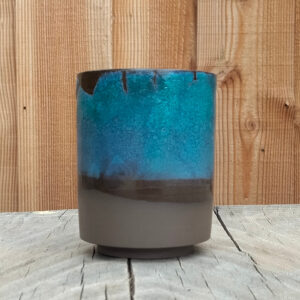 Tasse noire et bleue